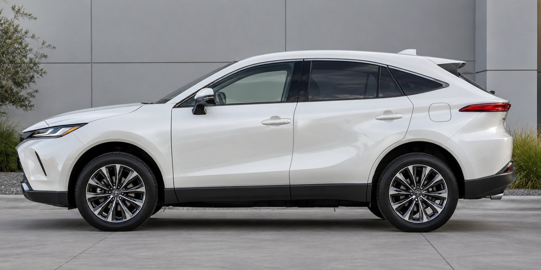 Plain unbranded white SUV before wrapping